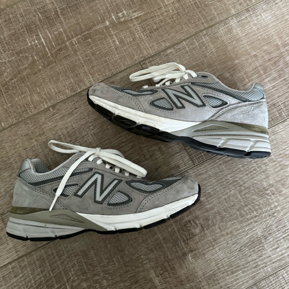 New Balance Classic Women’s 990 Sneakers (size 6)